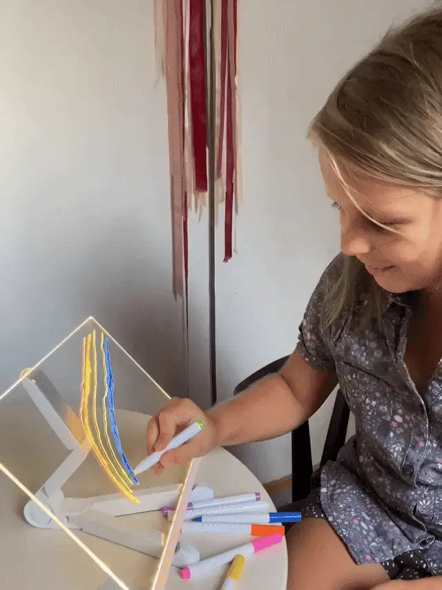 Bambina che disegna sulla lavagna luminosa Luminella