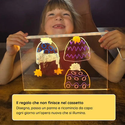 Bambina che mostra il suo disegno sulla lavagna luminosa