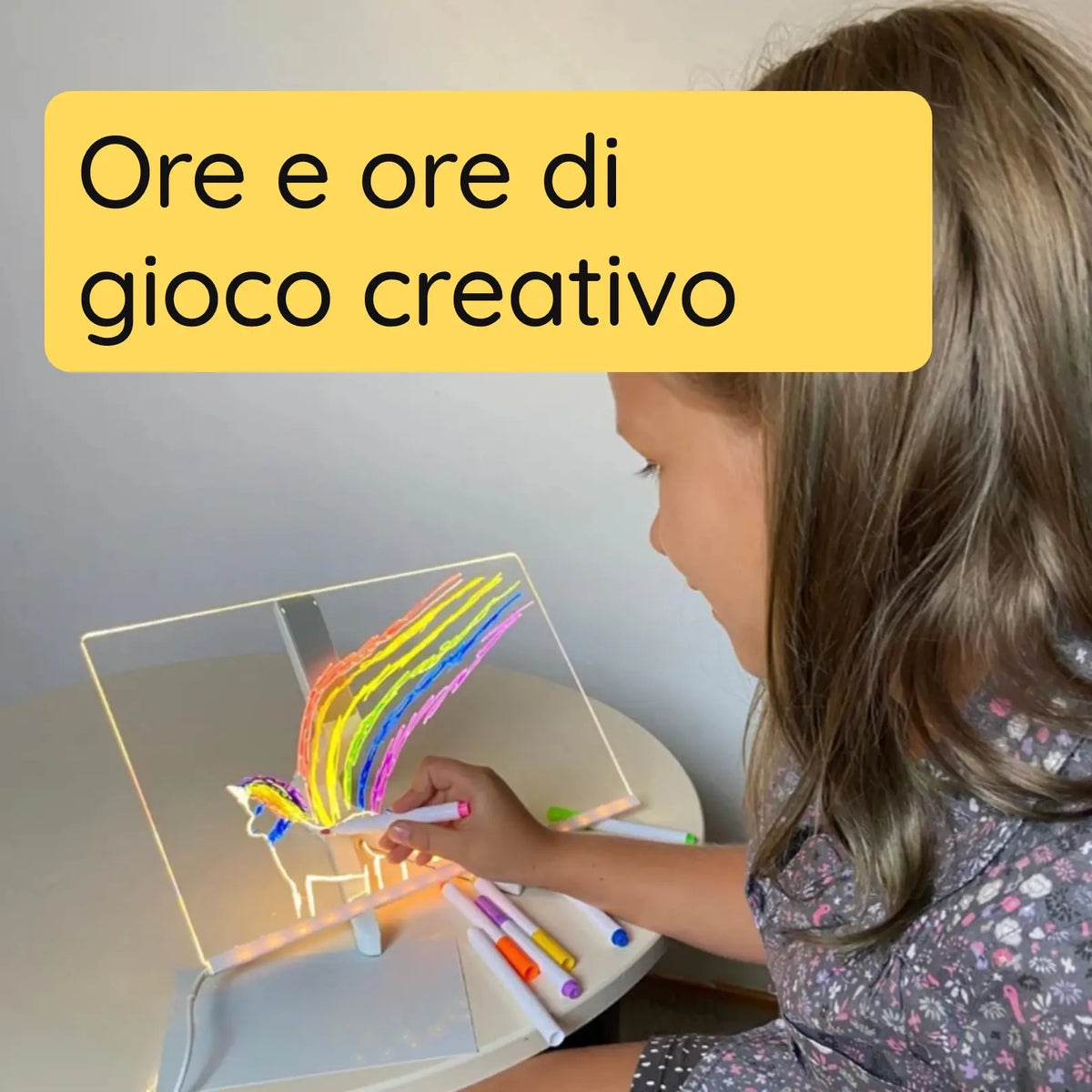 Bambina che disegna un arcobaleno sulla lavagna LED