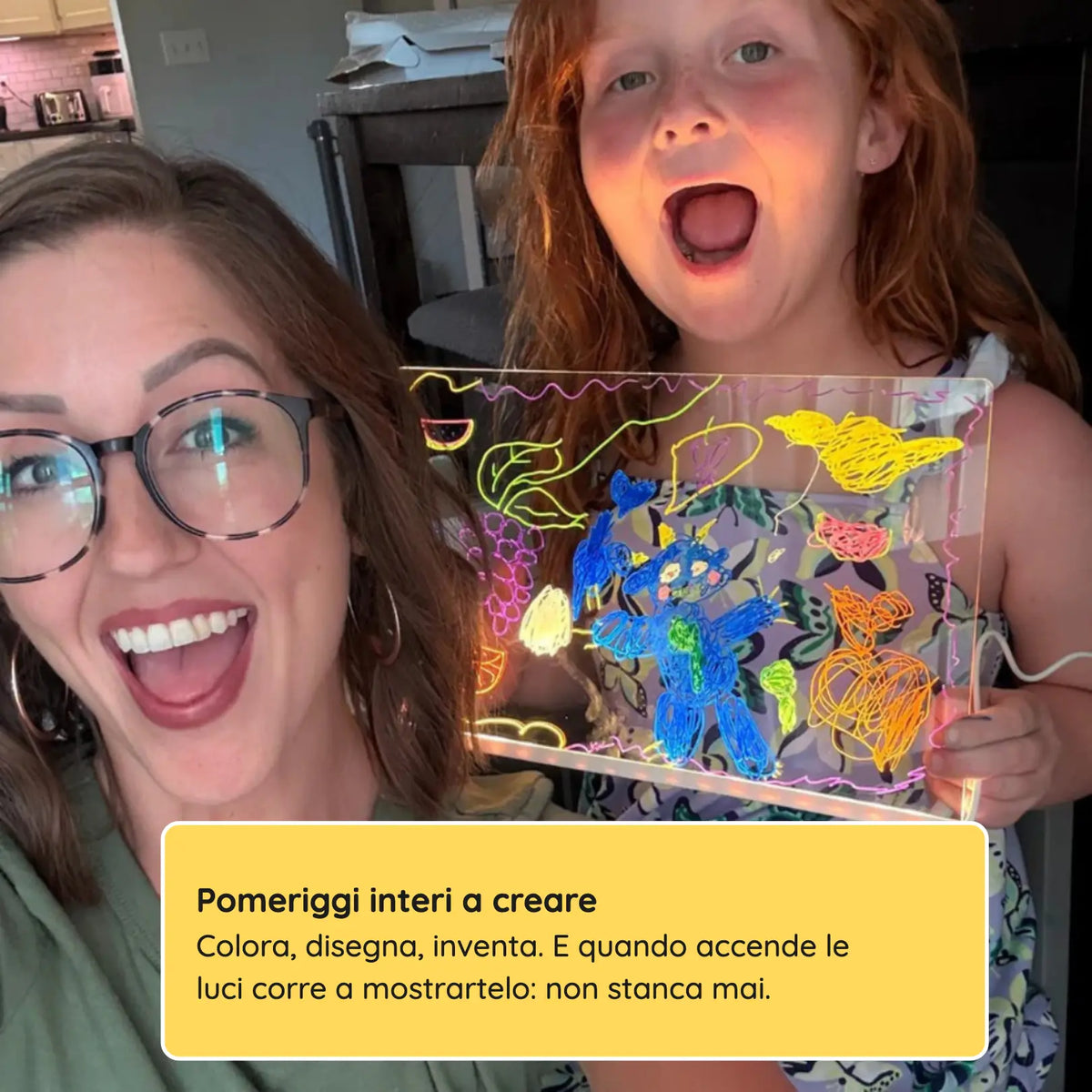 Mamma e figlia con il disegno illuminato