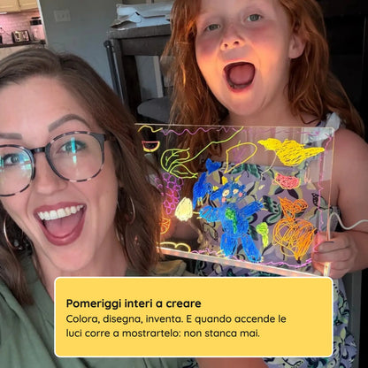 Mamma e figlia con il disegno illuminato