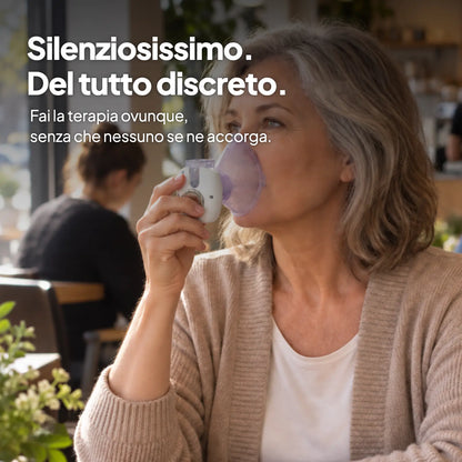 Donna che usa MicroBrezza al bar in modo discreto