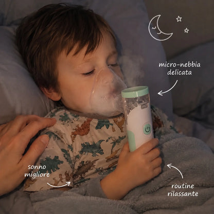 Bimbo che dorme mentre usa Nuvolina, micro-nebbia delicata